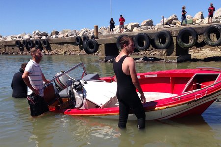 De Wet Giliomee se boot, Liro, wat verlede Sondag by Joubert se Dam omgedop het en na Kleinbaai hawe ingesleep is (Foto: Johan Burmeister) 